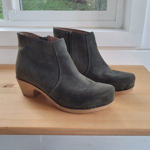 Dansko Maria Ankle Boot- Olive Suede Sz 38